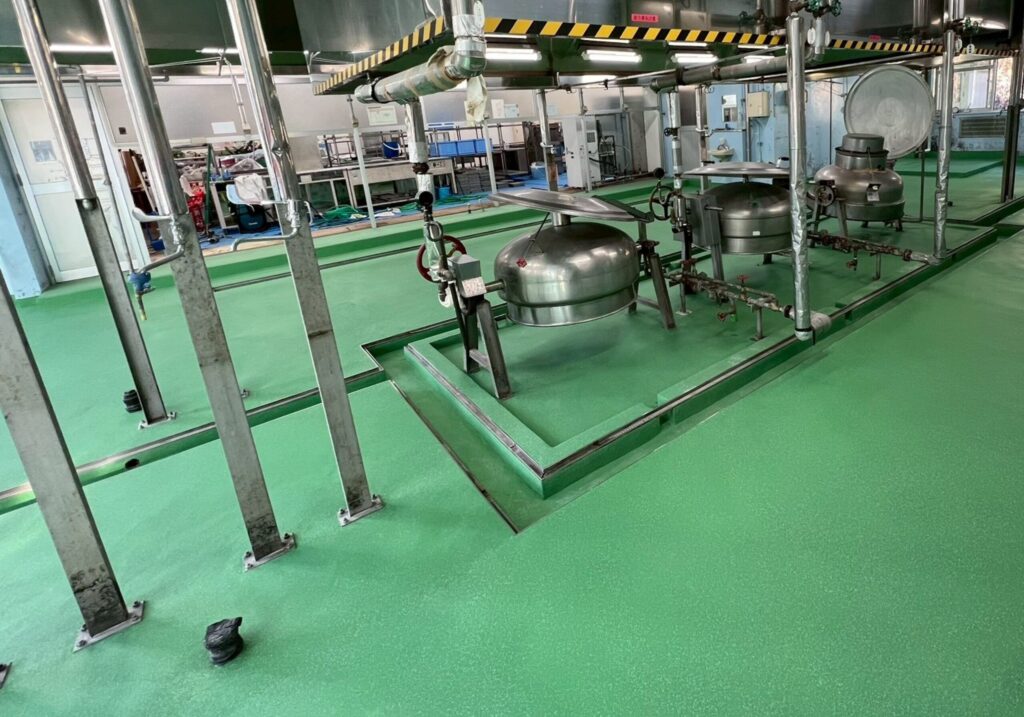 三重県 鈴鹿市 塗床工事 防蝕工事 樹脂ランニング工事 コンクリート防蝕 各種薬品タンク 工場床面 防水工事 止水工事 表面保護 剝落防止工事 塗装工事