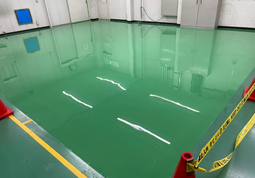 三重県 鈴鹿市 塗床工事 防蝕工事 樹脂ランニング工事 コンクリート防蝕 各種薬品タンク 工場床面 防水工事 止水工事 表面保護 剝落防止工事 塗装工事