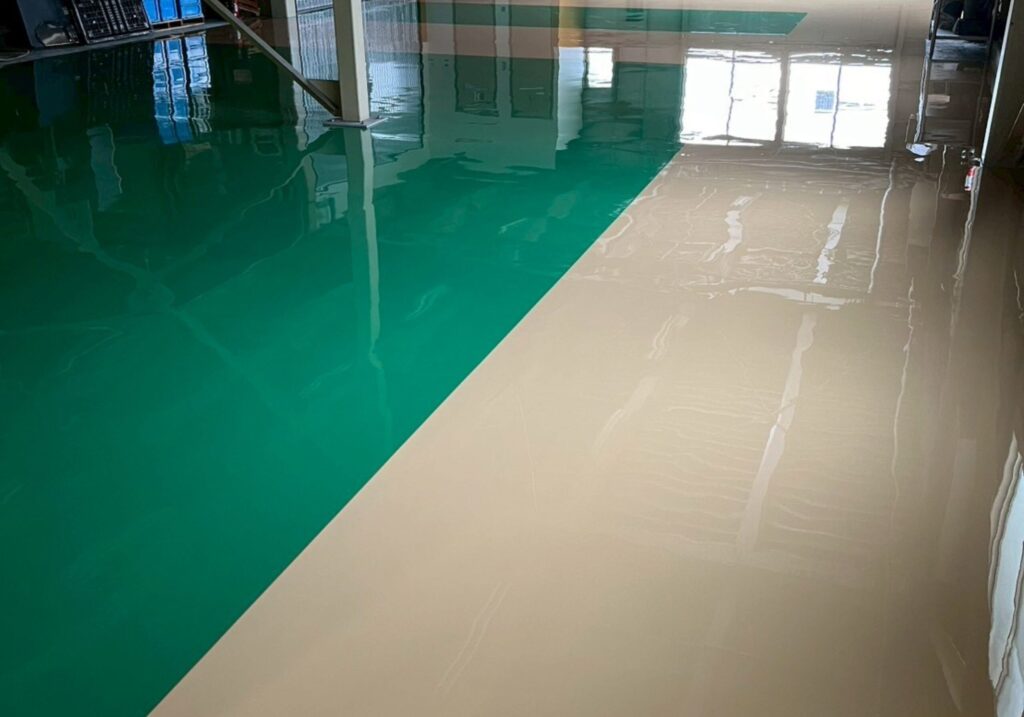 三重県 鈴鹿市 塗床工事 防蝕工事 樹脂ランニング工事 コンクリート防蝕 各種薬品タンク 工場床面 防水工事 止水工事 表面保護 剝落防止工事 塗装工事