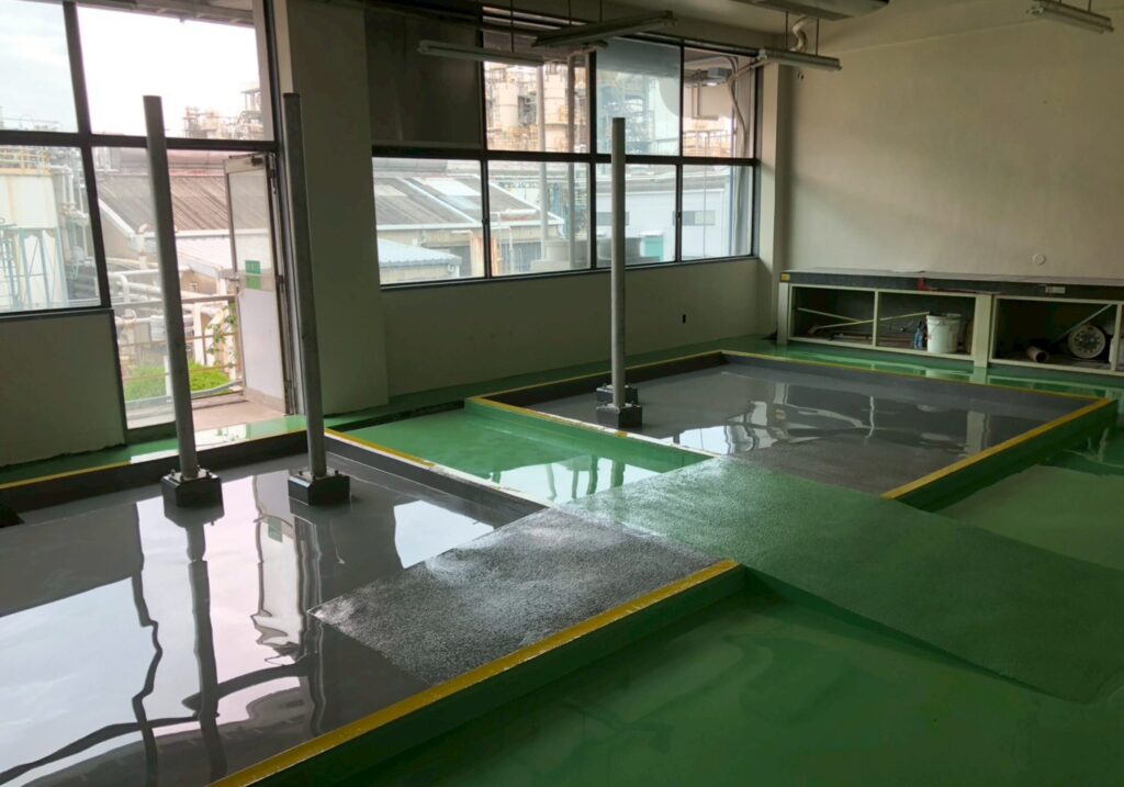 三重県 鈴鹿市 塗床工事 防蝕工事 樹脂ランニング工事 コンクリート防蝕 各種薬品タンク 工場床面 防水工事 止水工事 表面保護 剝落防止工事 塗装工事