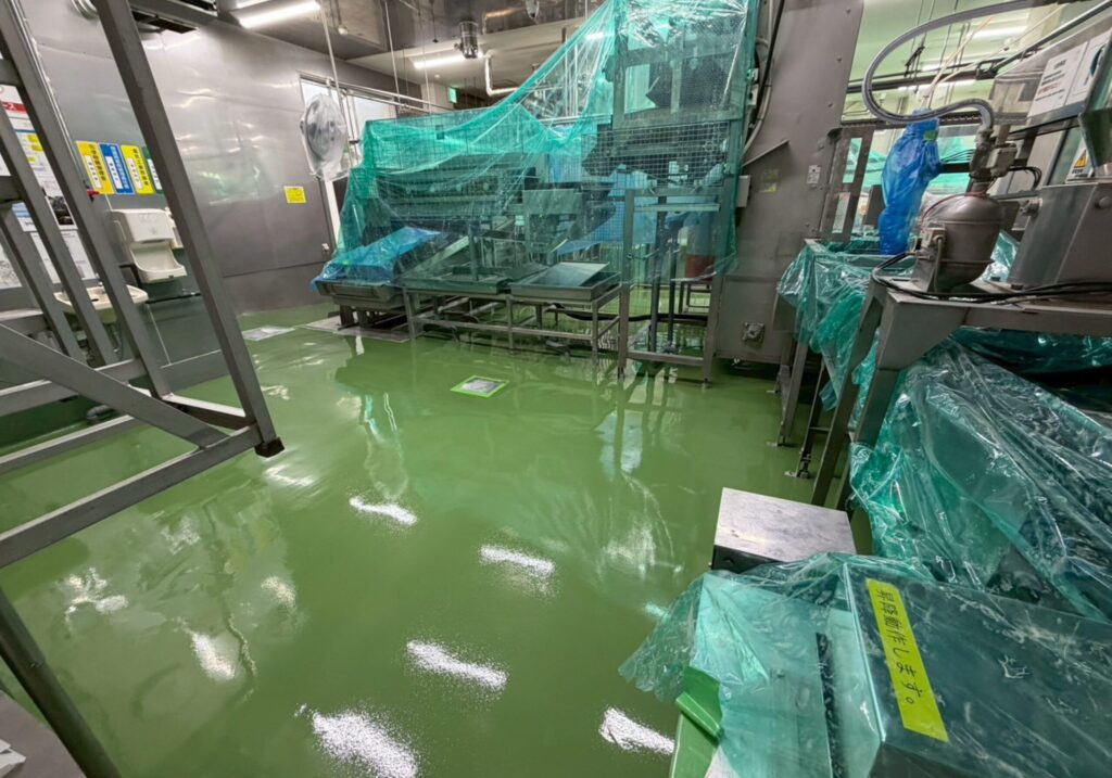 三重県 鈴鹿市 塗床工事 防蝕工事 樹脂ランニング工事 コンクリート防蝕 各種薬品タンク 工場床面 防水工事 止水工事 表面保護 剝落防止工事 塗装工事
