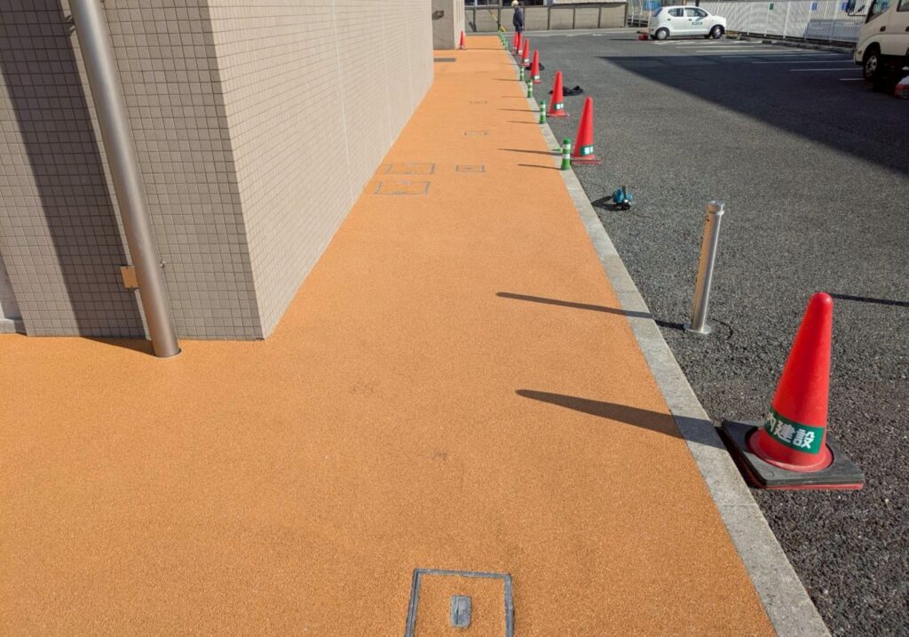 三重県 鈴鹿市 ゴムチップ舗装 塗床工事 防蝕工事 樹脂ランニング工事 コンクリート防蝕 各種薬品タンク 工場床面 防水工事 止水工事 表面保護 剝落防止工事 塗装工事