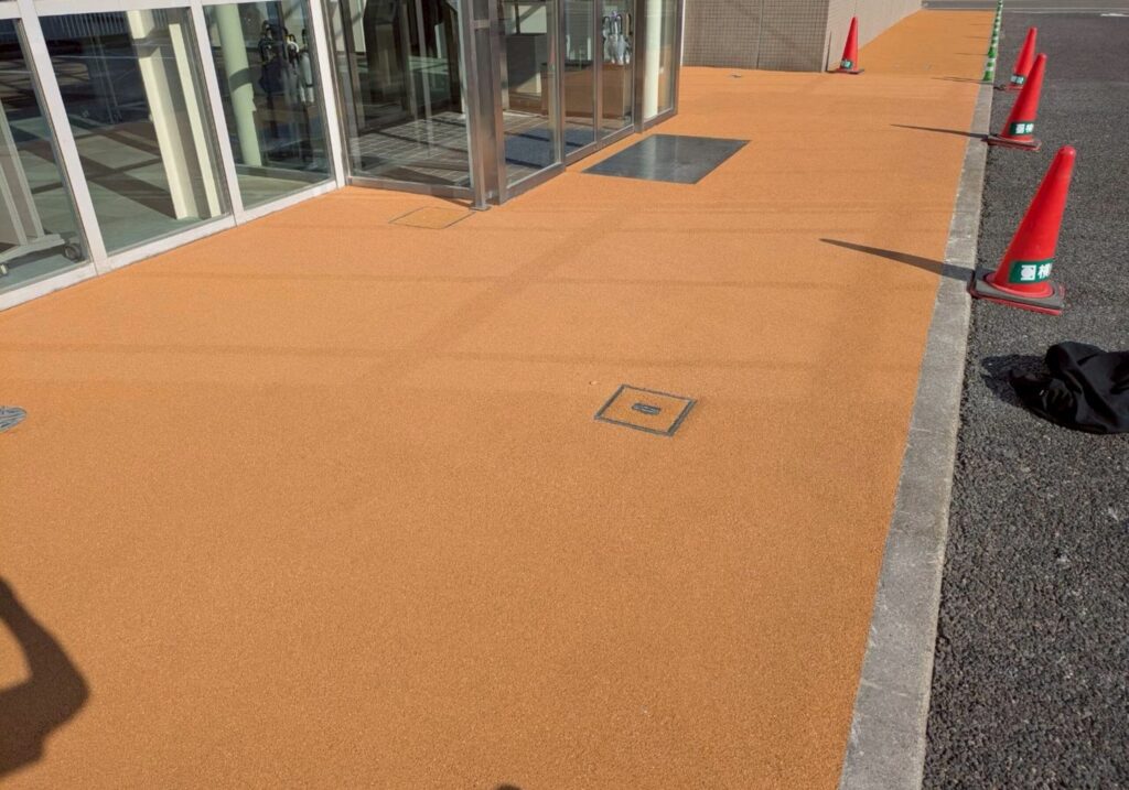 三重県 鈴鹿市 ゴムチップ舗装 塗床工事 防蝕工事 樹脂ランニング工事 コンクリート防蝕 各種薬品タンク 工場床面 防水工事 止水工事 表面保護 剝落防止工事 塗装工事